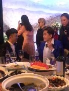 毛宁现身好友婚礼现场 48岁仍帅气依旧(